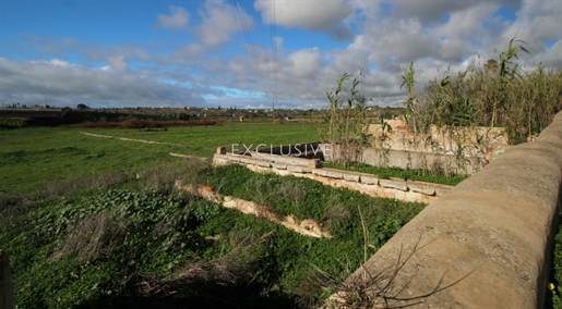 Perceel met twee ruïnes te koop in de buurt Salgados Golf in Centraal Algarve nabij praia grande