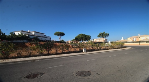 Tomt i urbaniseringen nära Quinta do Lago