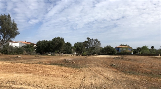 Grande terreno para construção numa zona calma de Almancil, perto de resorts de golfe, para venda Al