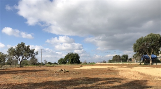 Grande terreno para construção numa zona calma de Almancil, perto de resorts de golfe, para venda Al