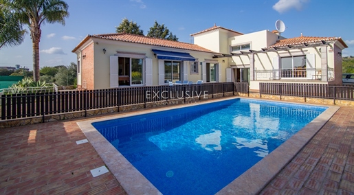Moderne villa met 4 slaapkamers te koop in Sao Bras de Alportel Centraal Algarve