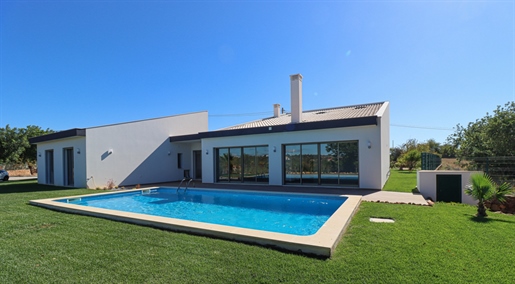 5 bedroom villa located in the outskirts of Alcantarilha, for sale near Armacao Pera beach, Algarve
