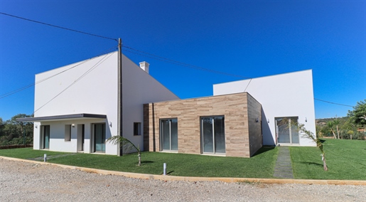 Villa de 5 chambres située à la périphérie d'Alcantarilha, à vendre près de la plage d'Armacao de Pe