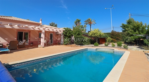 Gelijkvloerse villa met 3 slaapkamers te koop aan de rand van Carvoeiro, Algarve