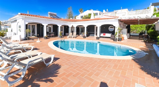 Charmante Villa mit vier Schlafzimmern und Meerblick zu verkaufen in Albufeira, Algarve