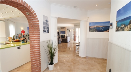 Encantadora moradia V4 com vista mar para venda em Albufeira, Algarve