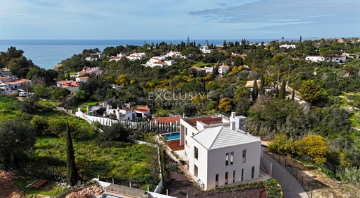Kaufen Sie eine moderne Design-Villa mit Meerblick in Gehweite von Carvoeiro, Algarve