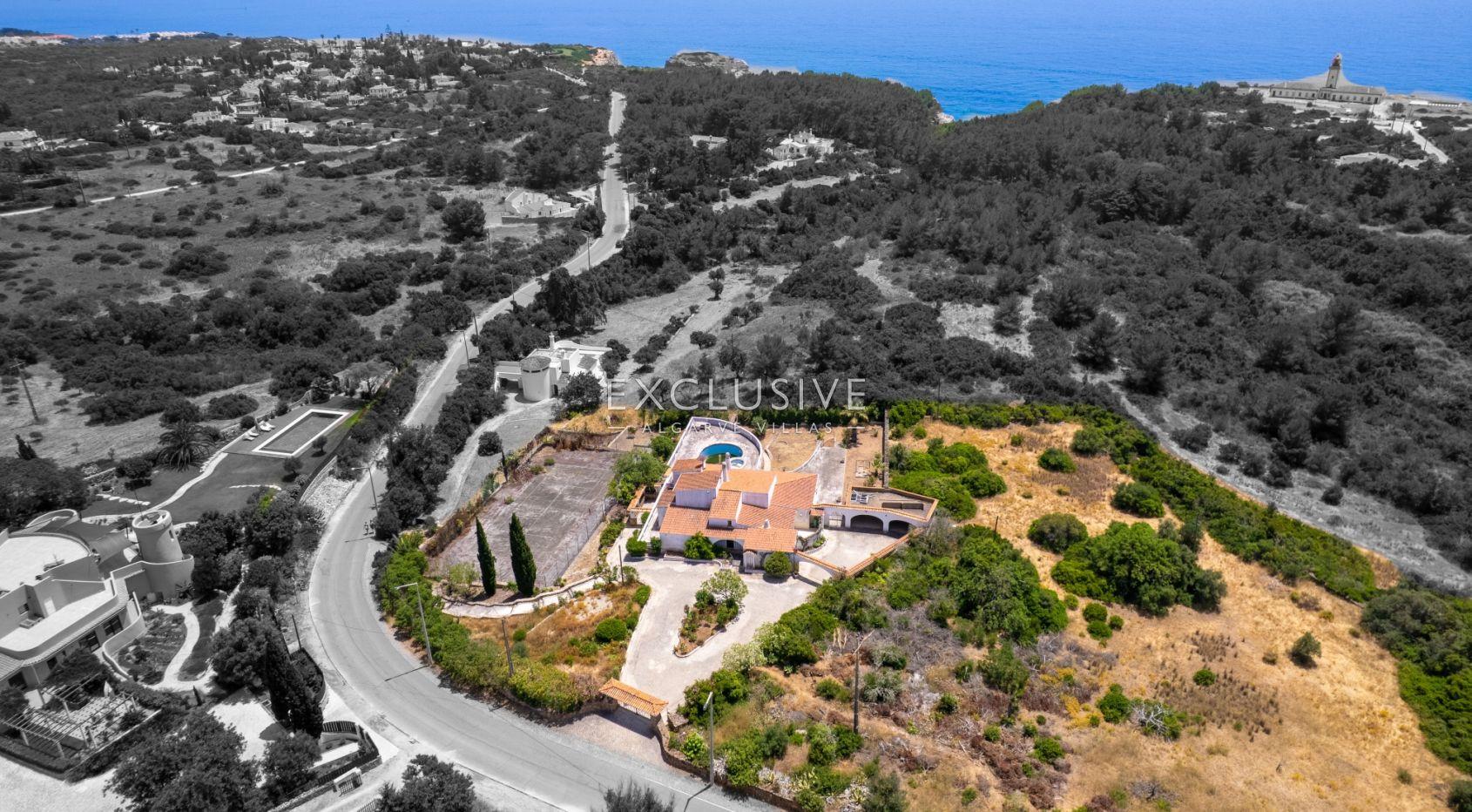 Villa met renovatieproject te koop op groot perceel nabij oceaan in Carvoeiro, Algarve