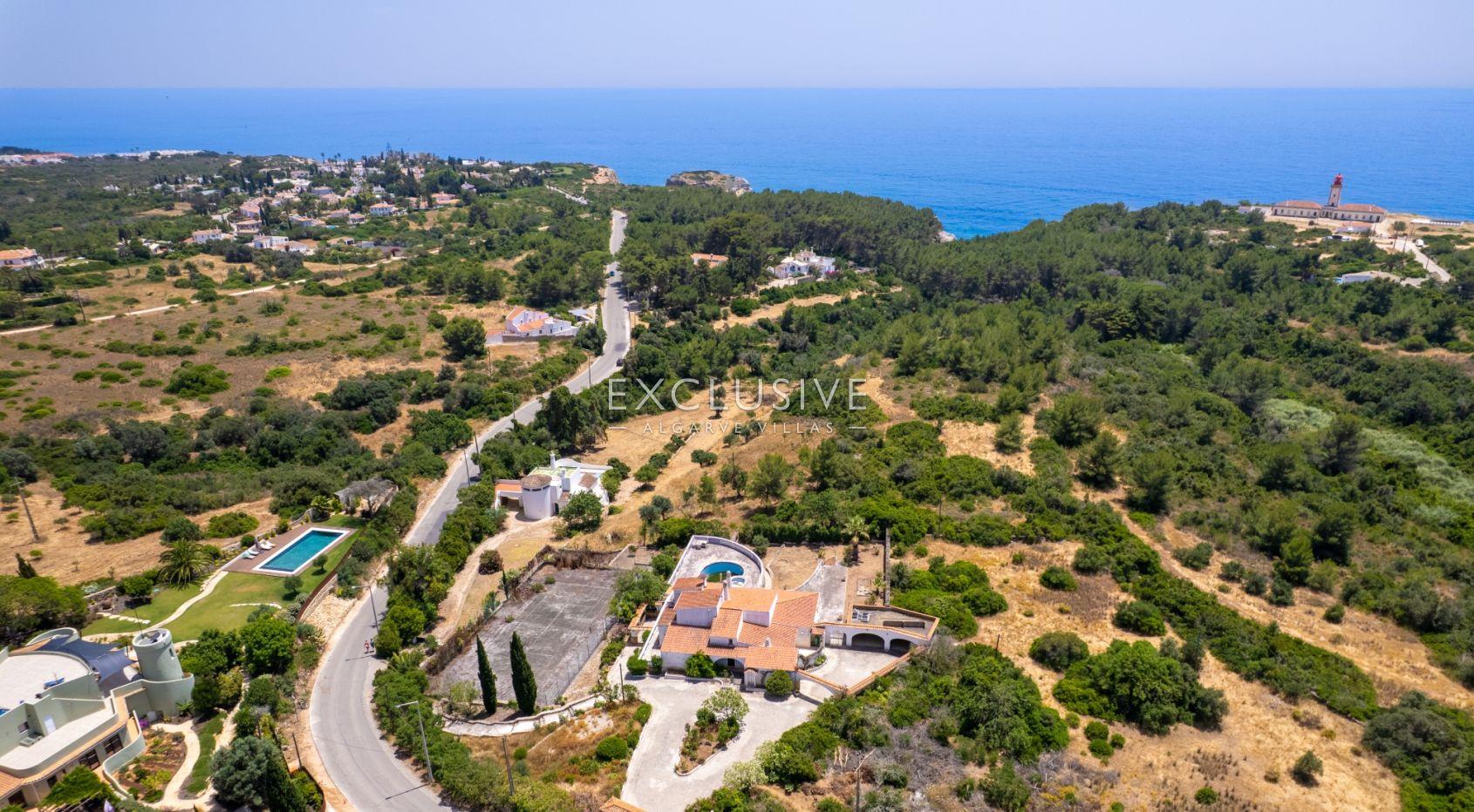 Villa met renovatieproject te koop op groot perceel nabij oceaan in Carvoeiro, Algarve