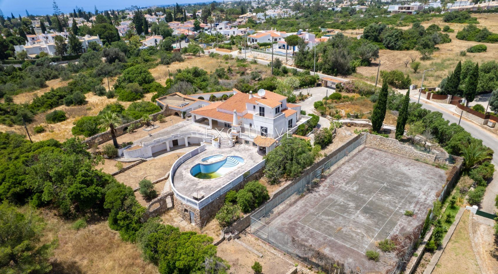 Villa met renovatieproject te koop op groot perceel nabij oceaan in Carvoeiro, Algarve