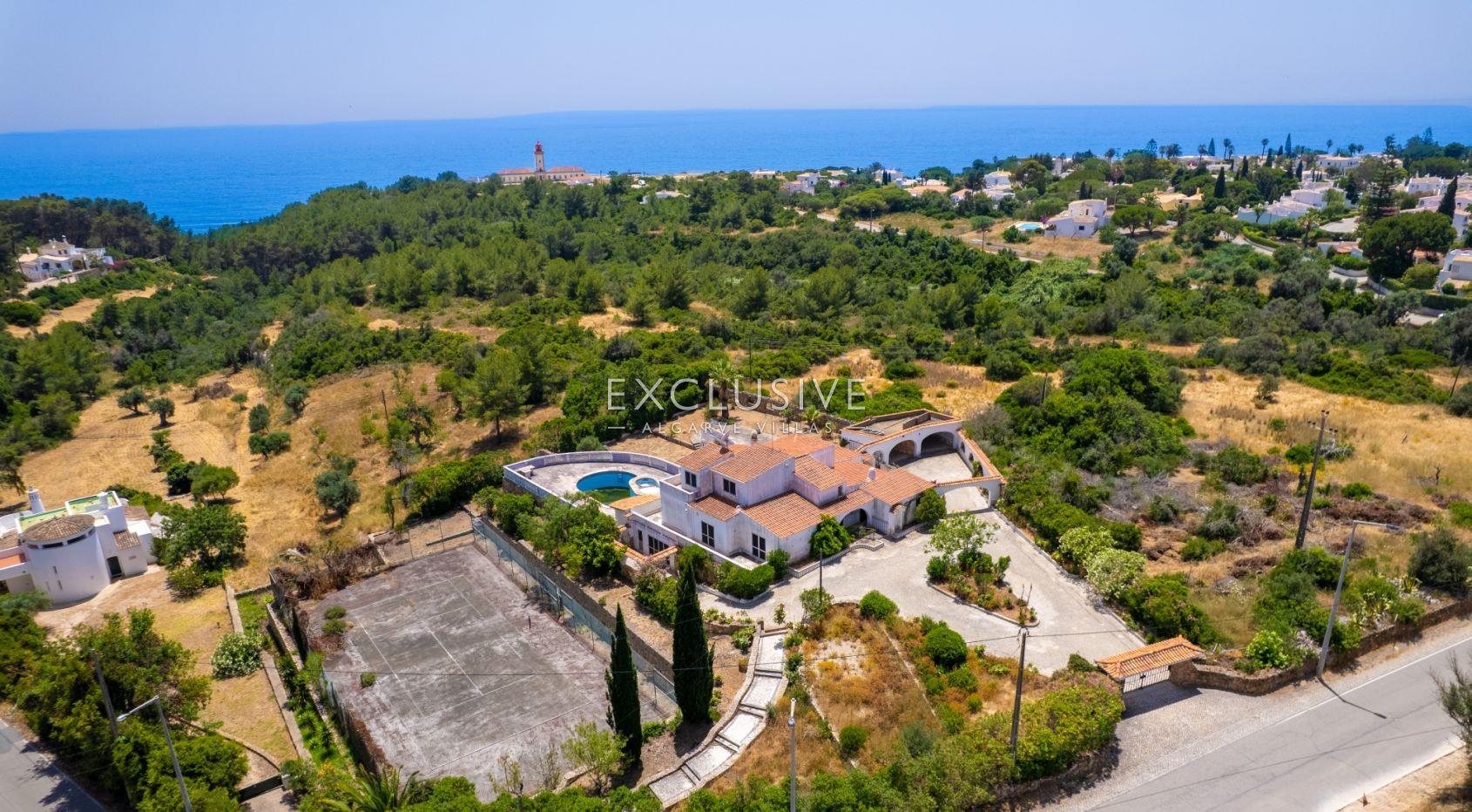 Villa met renovatieproject te koop op groot perceel nabij oceaan in Carvoeiro, Algarve