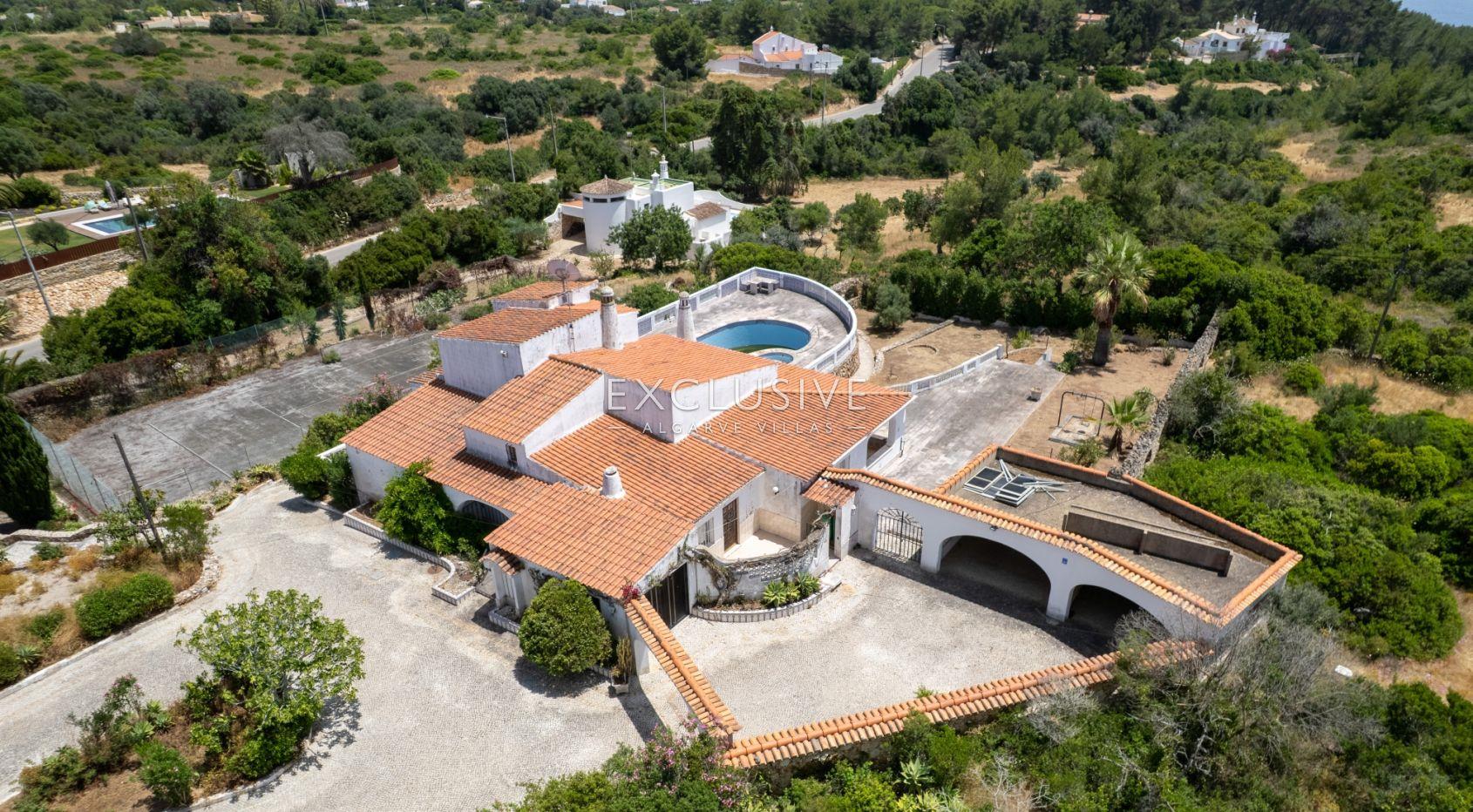 Villa met renovatieproject te koop op groot perceel nabij oceaan in Carvoeiro, Algarve