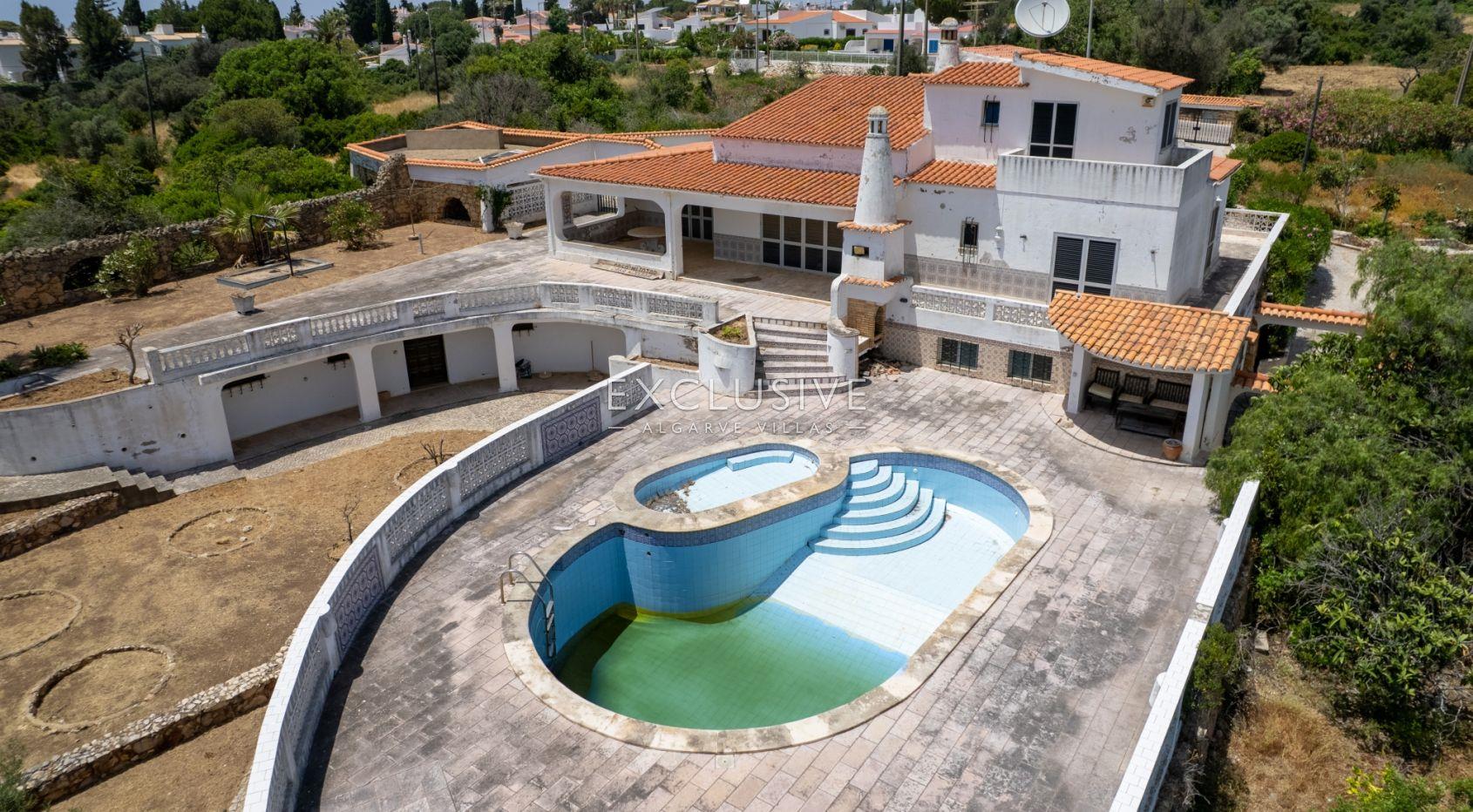 Villa met renovatieproject te koop op groot perceel nabij oceaan in Carvoeiro, Algarve