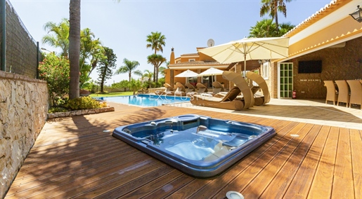 Charmante Villa à vendre à Caramujeira, Algarve