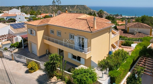 Fantástica moradia familiar na Luz com vista para o mar, para venda Algarve