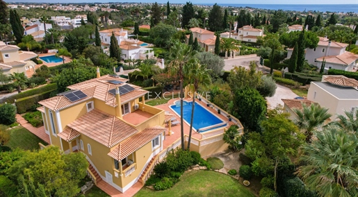 Moradia V3 com vista mar e piscina privada para venda Carvoeiro, Algarve