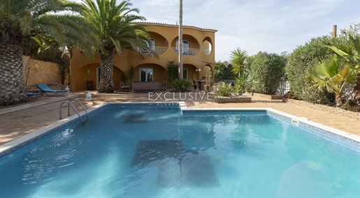 Substantial 5 bedrooms villa with swimming pool for sale near Porches, Algarve
