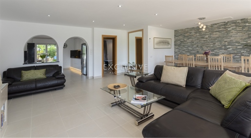 Aanzienlijke villa met 5 slaapkamers en zwembad te koop bij Porches, Algarve