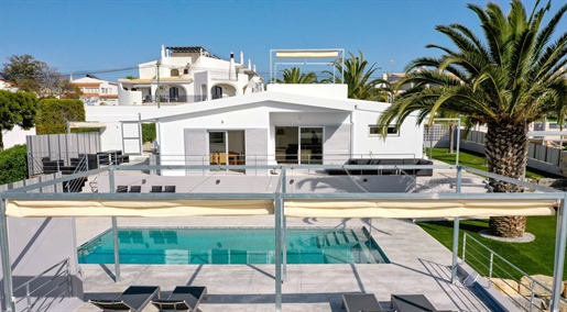 Fantastic 4 bedroom villa, close to the beach, for sale near Vilamoura, Algarve