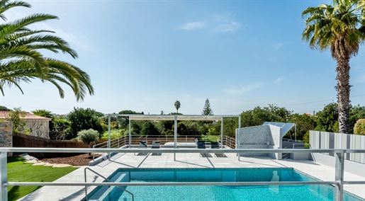 Fantastische Villa mit 4 Schlafzimmern in Strandnähe zu verkaufen in der Nähe von Vilamoura, Algarve