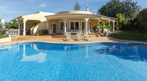Carvoeiro villa met 3 slaapkamers, grote garage en zwembad te koop nabij golfbaan en stranden, Algar