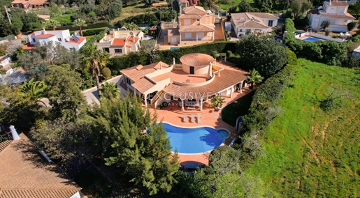 Carvoeiro villa de 3 chambres avec grand garage et piscine à vendre près du terrain de golf et des p