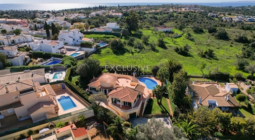 Carvoeiro villa met 3 slaapkamers, grote garage en zwembad te koop nabij golfbaan en stranden, Algar