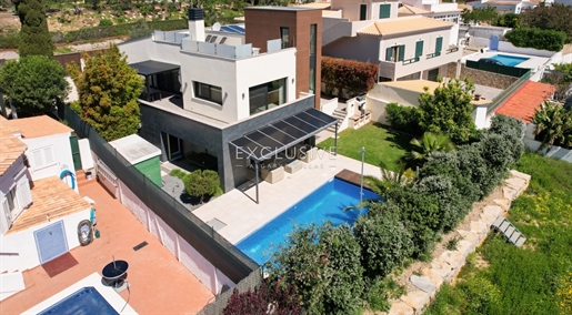 Unieke kans om een moderne villa + bouwkavel te kopen in Carvoeiro, Algarve