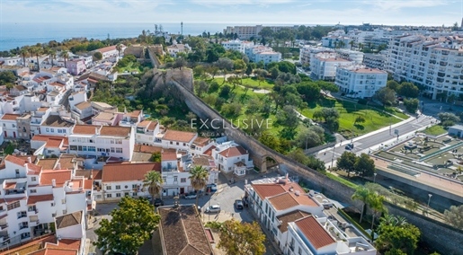 Stadsvilla te koop met privé zwembad bij de oude stadsmuren in Lagos centrum, West Algarve
