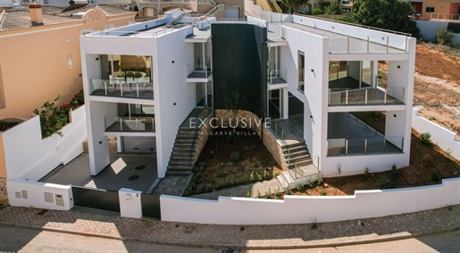 Gloednieuwe 4+1 moderne villa op loopafstand van het centrum, te koop in Lagos (Algarve)