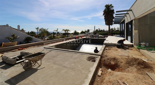 Prachtige hedendaagse villa met geweldig uitzicht op zee, te koop Carvoeiro, Algarve