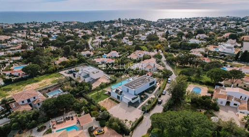 Geweldige moderne villa met zeezicht te koop in Carvoeiro, Algarve