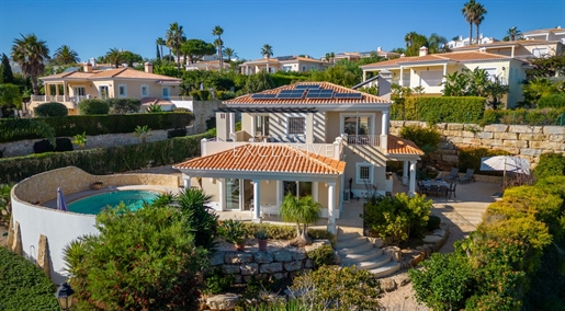 Schöne Villa mit 4 Schlafzimmern und Meerblick zu verkaufen in Praia da Luz (Algarve)