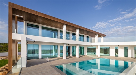 Luxuosa moradia de design contemporâneo em resort de golfe para venda no Sotavento Algarvio