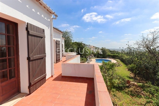 Charming villa for sale with 4 + 1 bedrooms and seaviews, Sta Barbara Nexe
