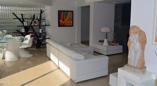 Ruime villa met zeer hoge kwaliteit interieur te koop in Lagos Centrum