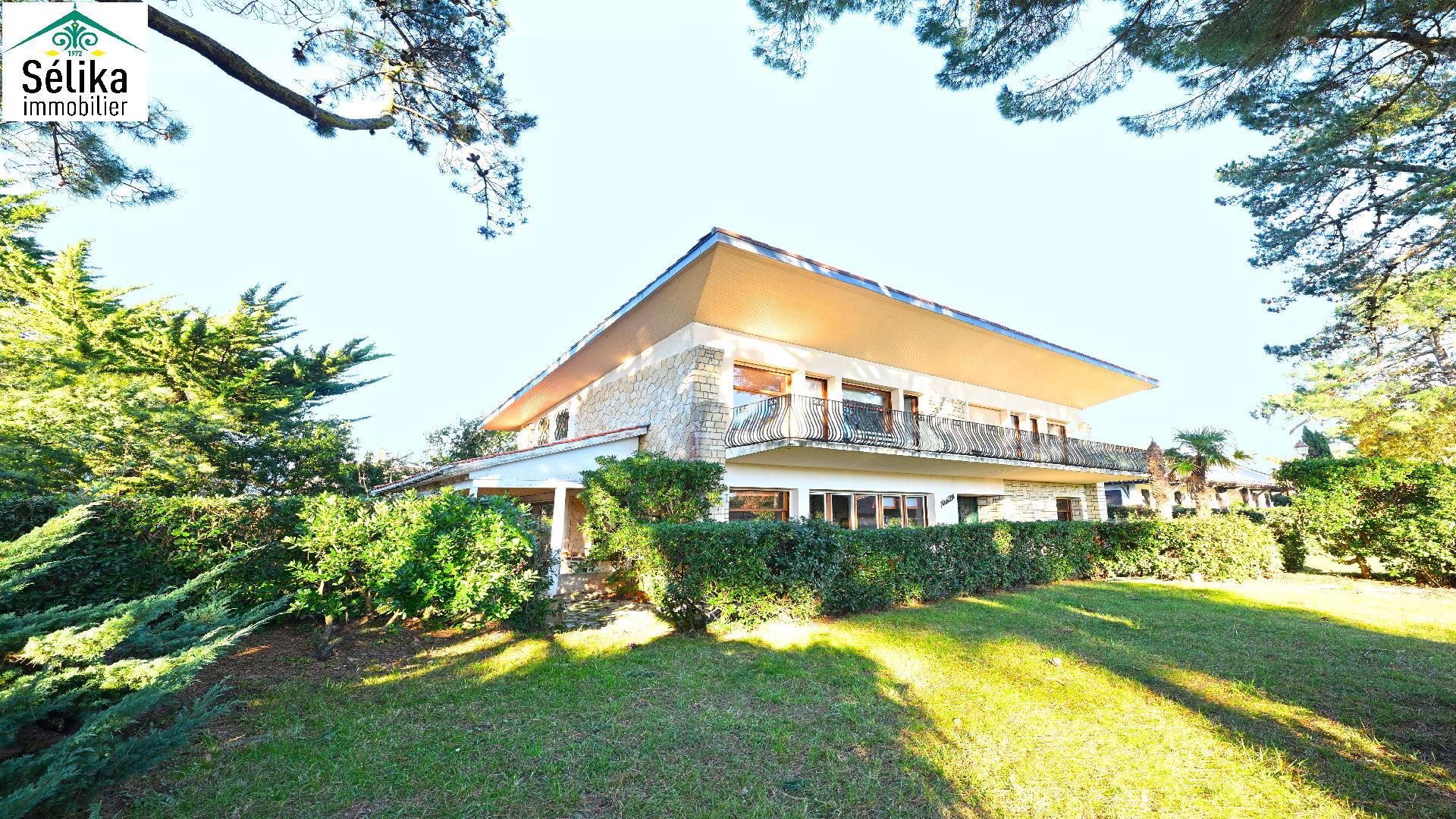 Large villa 60 m from Pereire beach!!