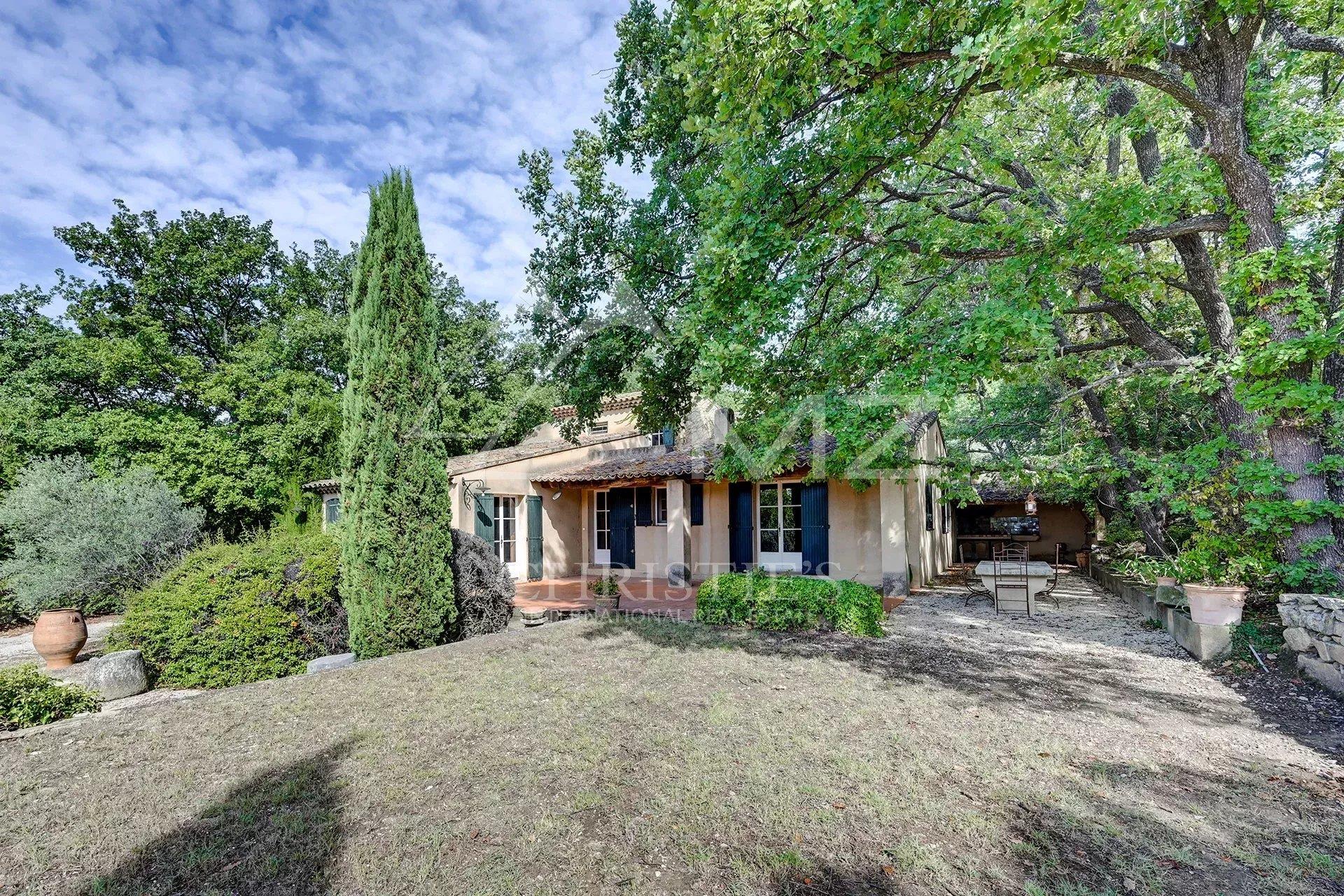 Property with a view of Lourmarin Castle