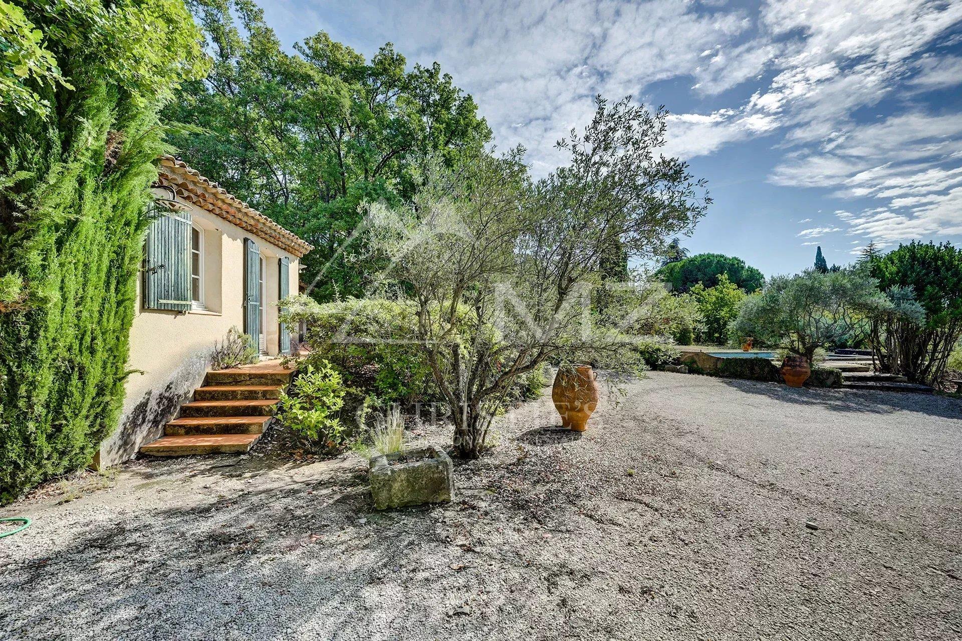 Property with a view of Lourmarin Castle