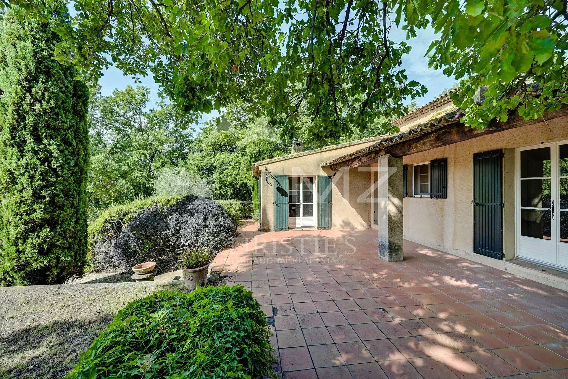 Property with a view of Lourmarin Castle