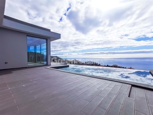 Charmante maison de 3 chambres de style contemporain avec vue sur la mer – Estreito da Calheta