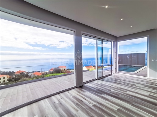 Charming 3 Bedroom House of Contemporary Style with Sea View – Estreito da Calheta