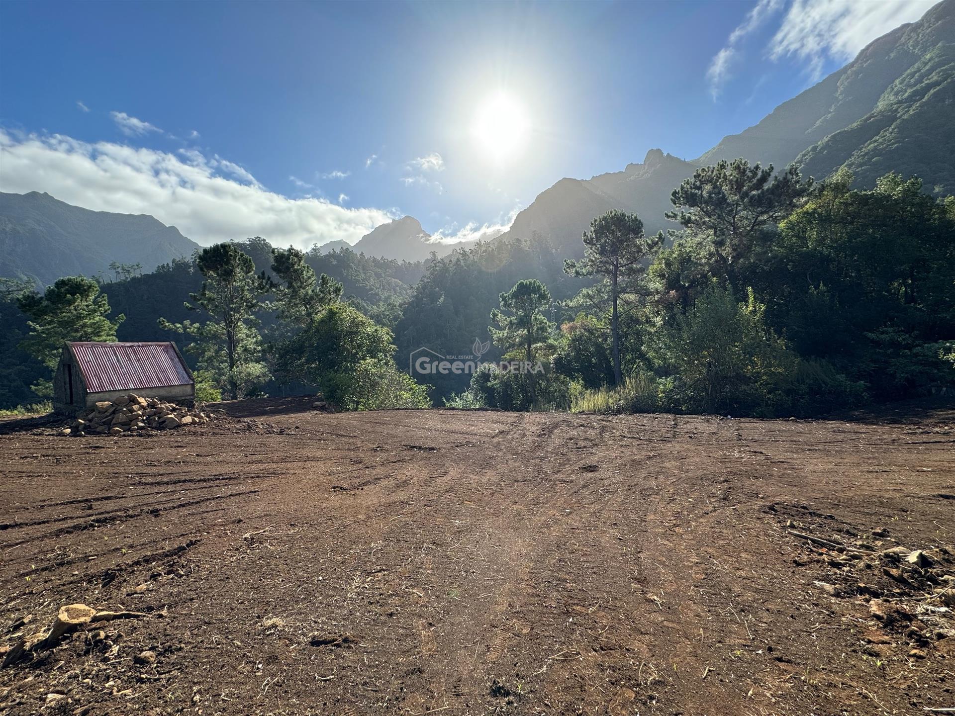Parcela plana con 1704 metros cuadrados ubicada en Loural - São Vicente - Isla de Madeira