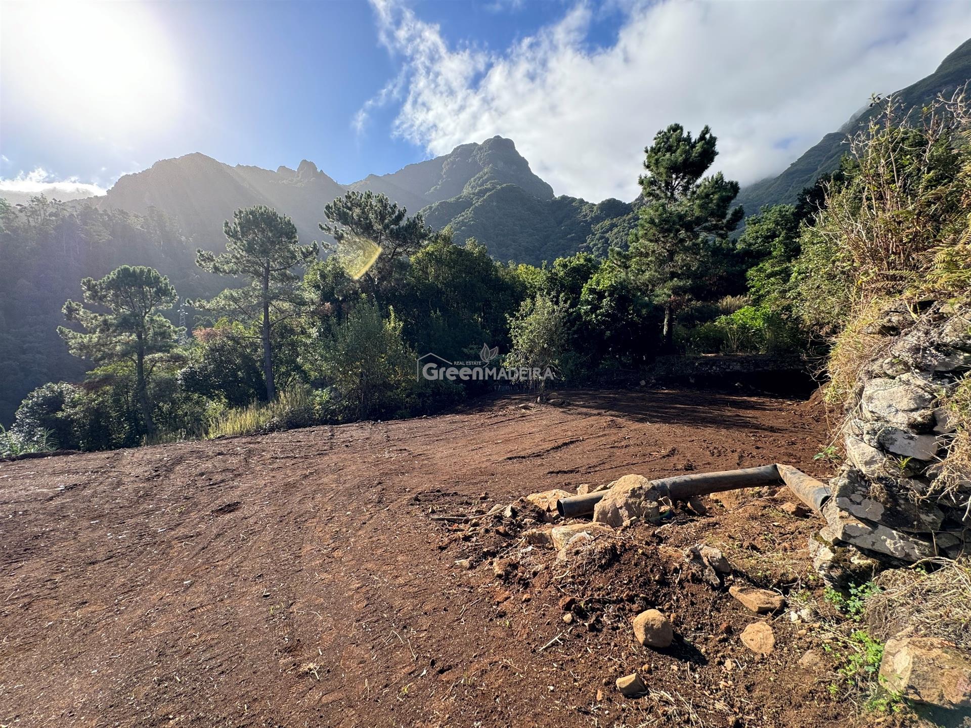 Parcela plana con 1704 metros cuadrados ubicada en Loural - São Vicente - Isla de Madeira