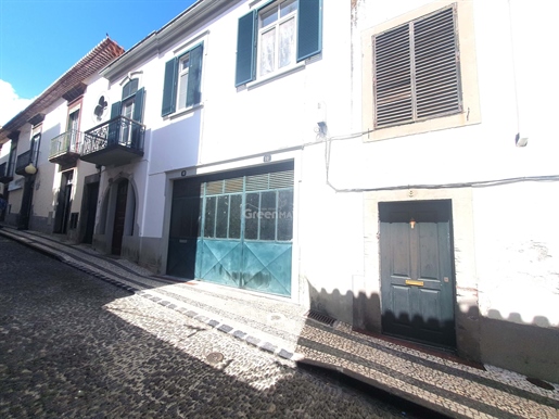 Edificio en venta en el centro de Funchal justo al lado del Jardín Municipal