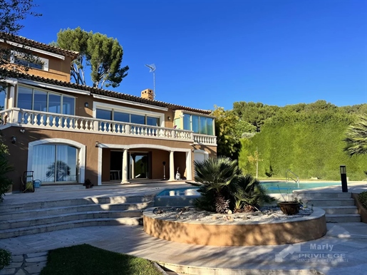 Villa in a peaceful location with panoramic sea view