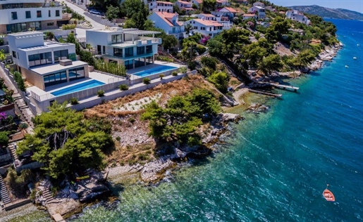 New second line villa on Ciovo peninsula in a modern condo