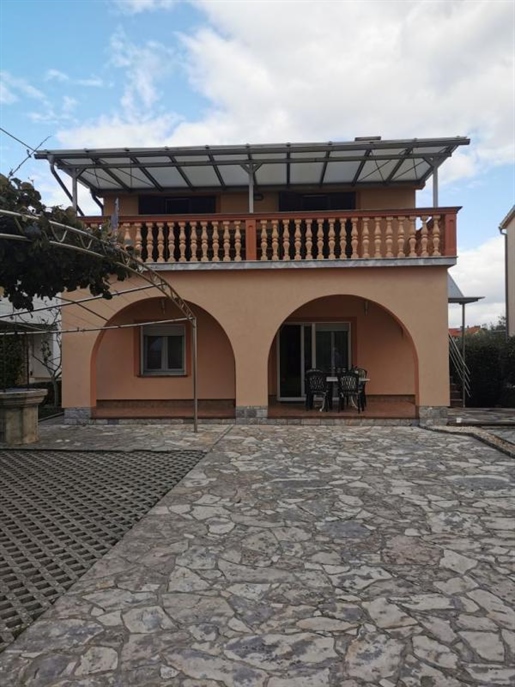 Detached house with two apartments in Malinska on Krk island