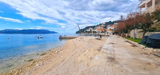 Idyllic 1st line house with postcard views next to the pebble beach