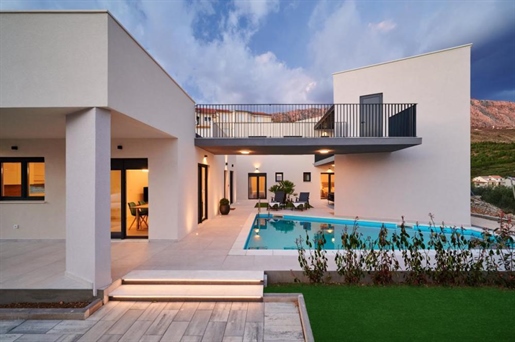 Neue außergewöhnliche Villa an der Riviera von Omis, 50 Meter vom Meer entfernt